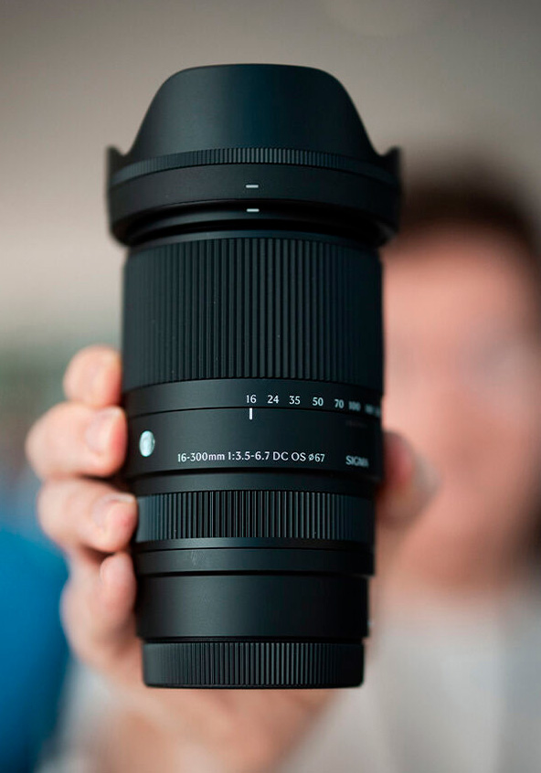 Sigma 16-300mm f/3.5-6.7 DC OS Contemporary in hand