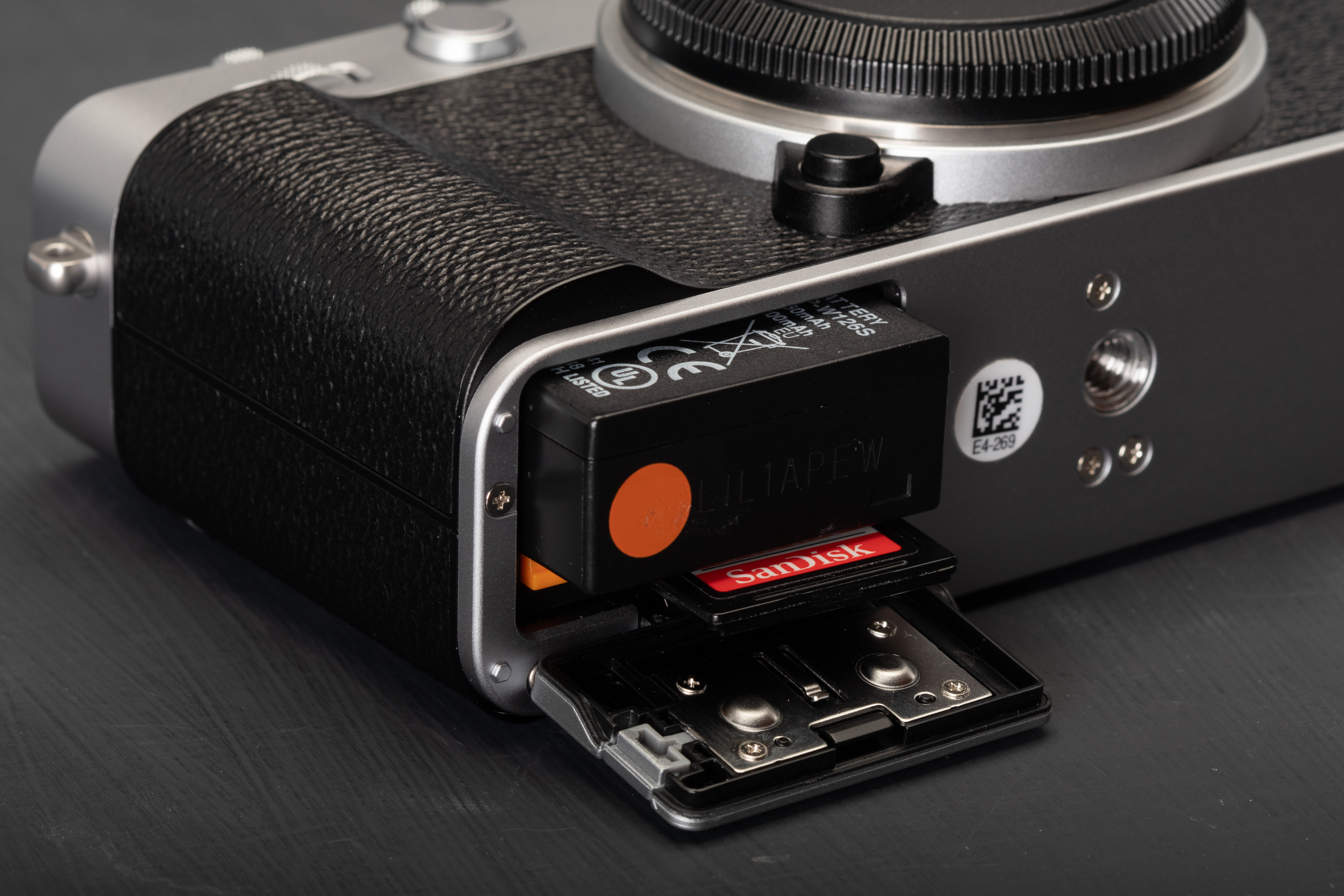 Fujifilm X-E5 battery and memory card